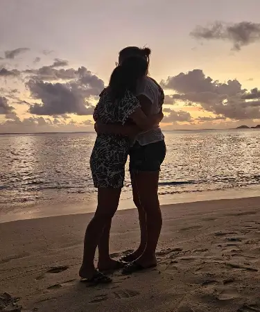 Maman et sa fille Adulte se prennent dans les bras