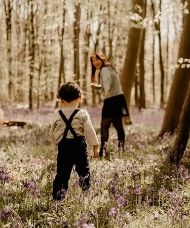 Maman et son enfant se baladent en forêt