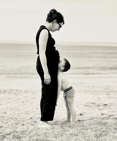 Enfant qui embrasse maman sur le ventre