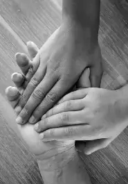 Maman et enfants se tenant la main