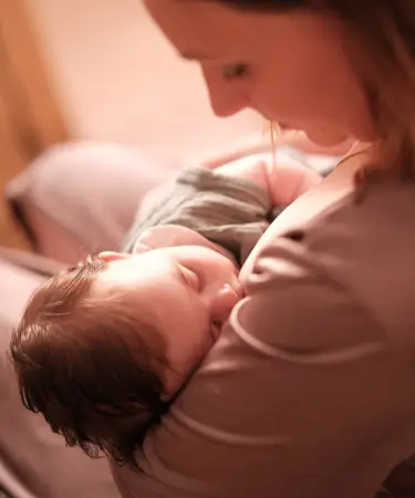 Maman qui allaite son enfant